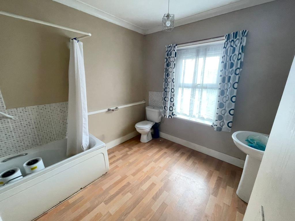 Lot: 36 - END-TERRACE HOUSE FOR REFURBISHMENT - Bathroom